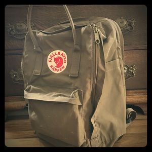 Lg Fjallraven Kanken 15” laptop backpack in Putty